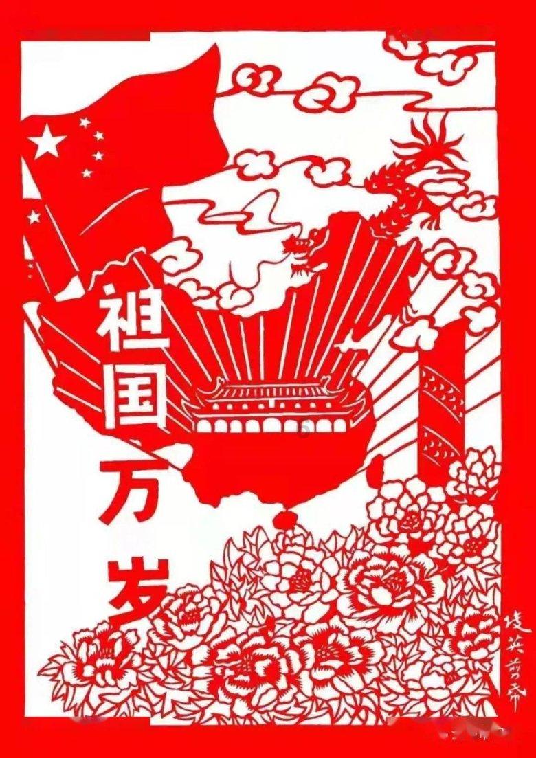 粉色吊带连衣裙与白色衬衫碰撞，彰显出小姐姐的独特气息，你觉得时尚吗？